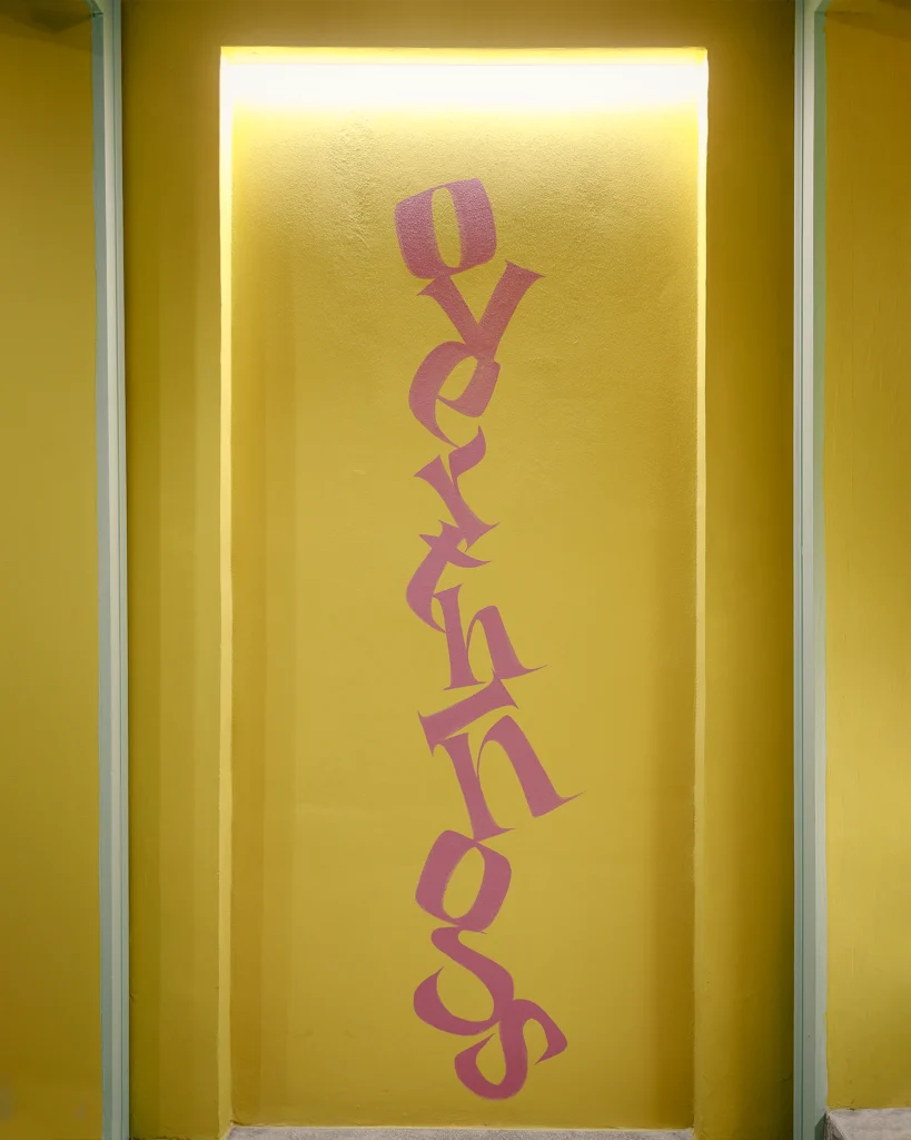 calligrafia-parete-marta-lagna-canudis-interior-design