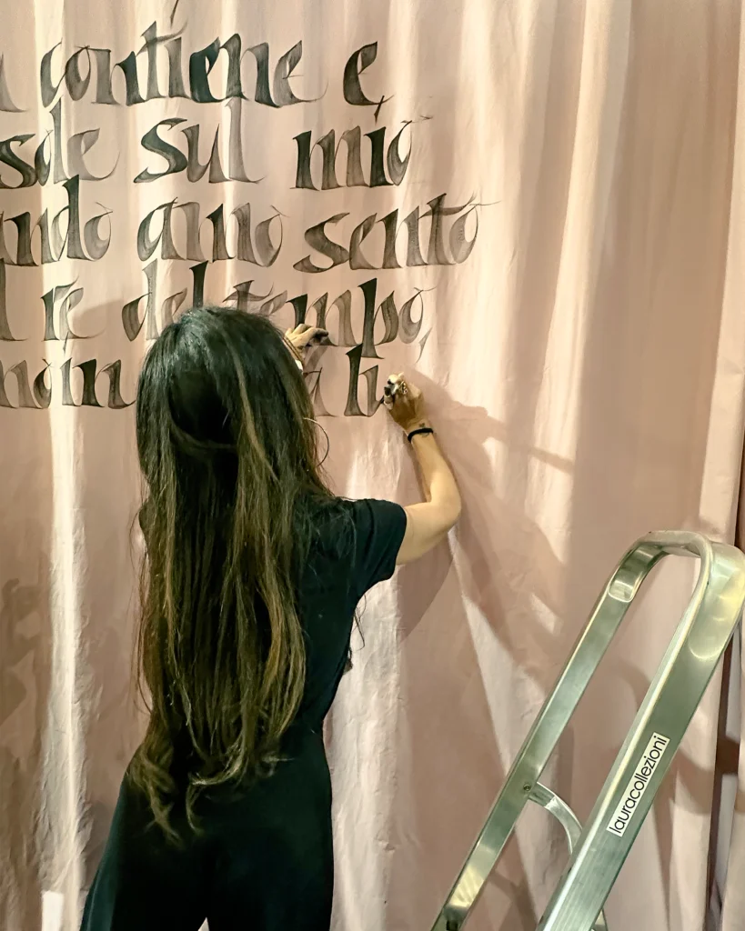marta-lagna-calligrafia-su-tessuti-tendaggi